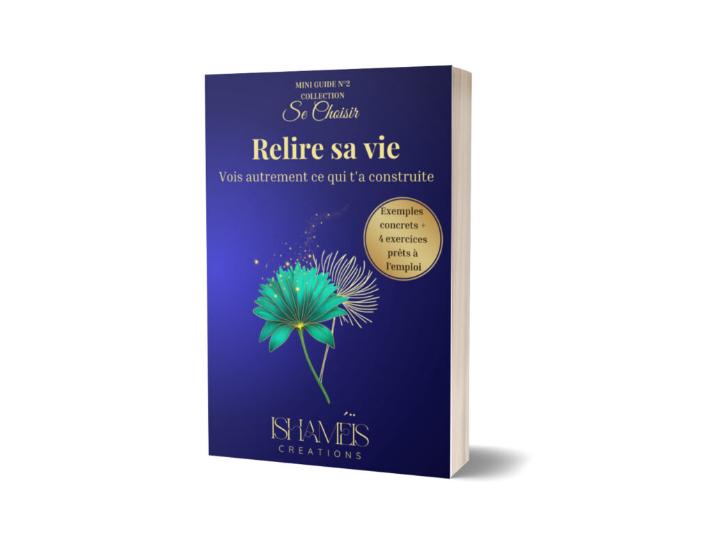 guide relire sa vie sur fond blanc. Livre bleu nuit avec des fleurs de papyrus